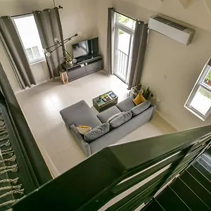 Choose To Be Happy At Ei8ht! - Super And Penthouse Apartment